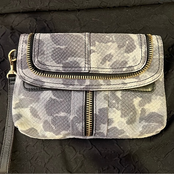 B Makowsky Dark/Light Grey Leopard Wristlet - Picture 1 of 4